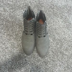 Women Shabby Chic Ankle Boots
Zip back
Size 7.5